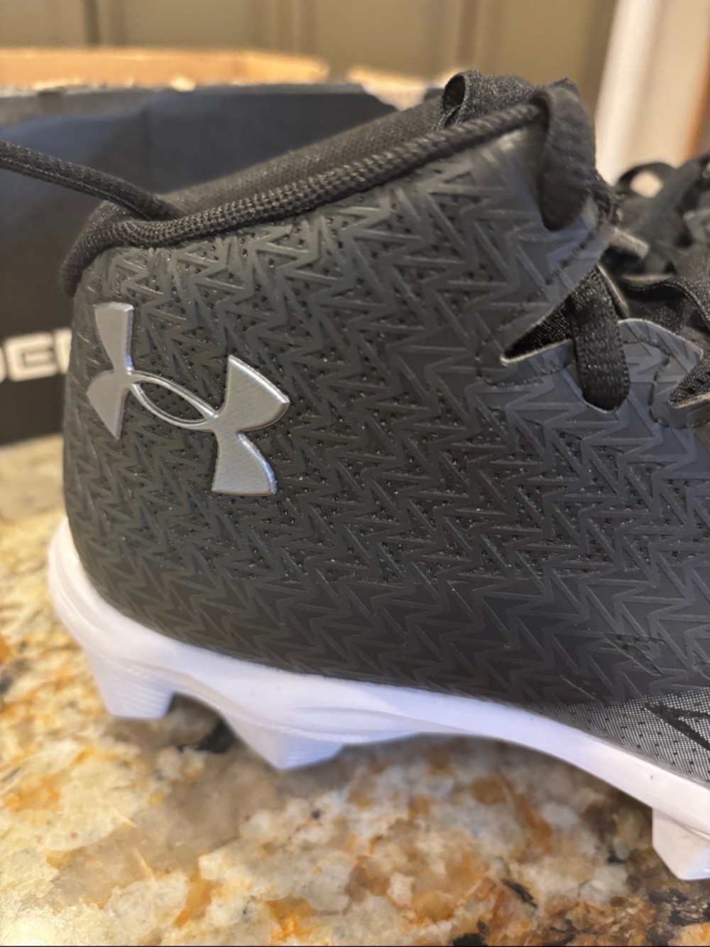 Under Armour youth baseball cleats Size- size 5.5 - Picture 4 of 5